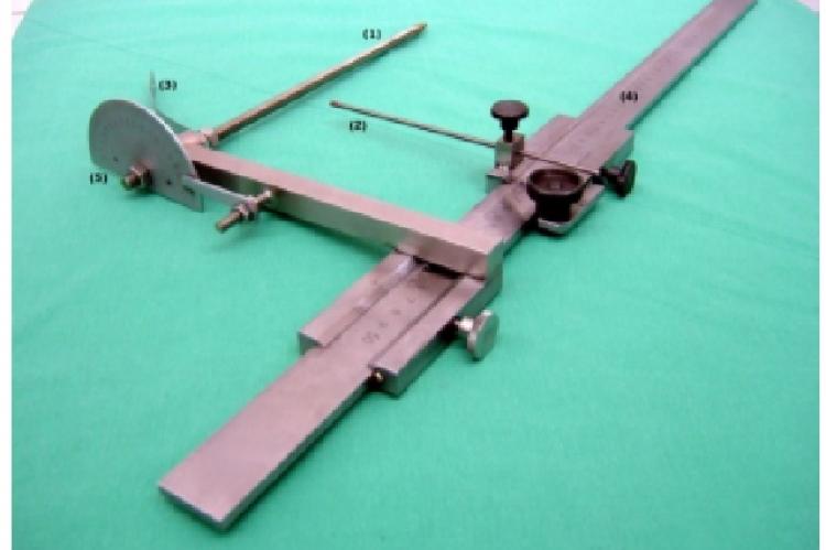 The measuring instrument consists of a threaded rod (1) and an attached outrigger with an angular scale (5) (180°), 